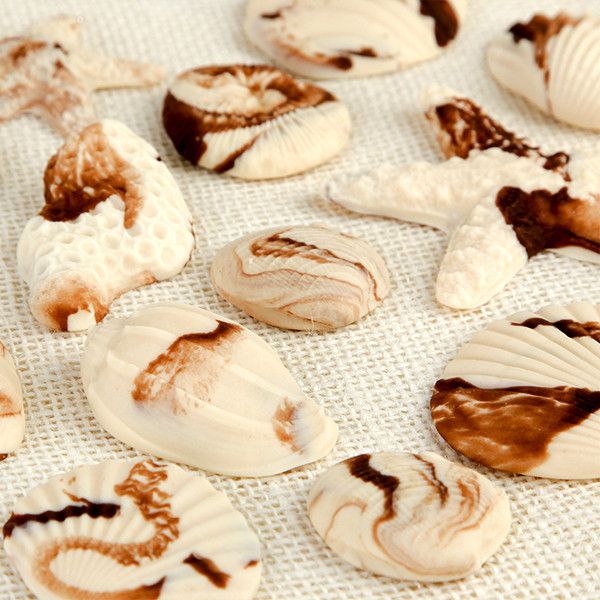 These fun edible fondant Marble Chocolate Sea Shells are perfect additions for any “Under the Sea” themed cakes.