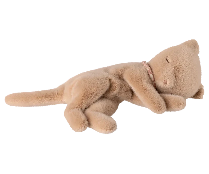 Maileg Small Plush Sleeping Kitten in Cream Peach on a white background — a soft cream-peach stuffed kitten lying stretched out with eyes closed, a tiny pink bead collar, and a long curling tail